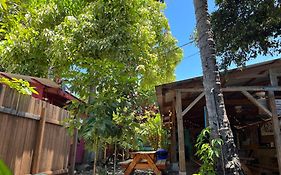 Banana Bungalow Maui Hostel